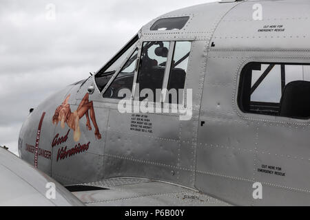 Nahaufnahme Detail Aufnahmen von Buche 18-3 TM, G-BKGL. Das 1952 erbaute und an die Royal Canadian Air Force. Nose Art "Gute Schwingungen". Stockfoto