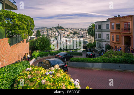 USA, Kalifornien, San Francisco, Russian Hill District, die Lombard St ab. Stockfoto