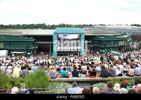 Blick vom Gipfel des Henman Hill (Murray) über Wimbledon Lawn Tennis Club. Unterstützer die Konzentration auf die große Leinwand. Tolle Atmosphäre. Stockfoto