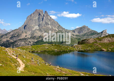 Frankreich, Languedoc-Roussillon, Pyrenees Atlantiques Nouvelle (64), Bearn, Ossau Tal (Gemeinde Eaux-bonnes), Pic du Midi d'Ossau (Nationalpark der Pyrenäen) und Ayous Seen Stockfoto