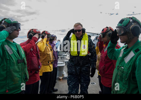 160609-N-JD 217-001 OSTSEE (9. Juni 2016) Vice Admiral James Foggo III, Commander, Naval auffällig und Unterstützung der Kräfte der NATO, und Commander, U.S. 6 Flotte kommt an Bord der USS Truxtun (DDG103) für einen Besuch während der Ostsee Operationen (Baltops) Juni 9, 2016. BALTOPS ist eine jährlich wiederkehrende multinationale Übung entwickelt, um die Interoperabilität zu verbessern, die Flexibilität zu erhöhen und die Entschlossenheit der NATO-Mitglieder und der Partnerstaaten in der Baltischen Region zu verteidigen. (U.S. Marine Foto von Mass Communication Specialist 2. Klasse Jessica Echerri-Dupree/Freigegeben) Stockfoto