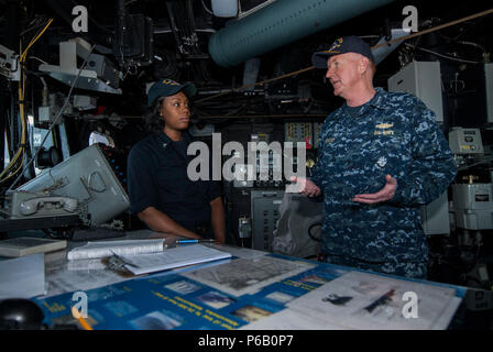 160609-N-JD 217-003 OSTSEE (9. Juni 2016) Vice Admiral James Foggo III, Commander, Naval auffällig und Unterstützung der Kräfte der NATO, und Commander, U.S. 6 Flotte spricht mit Quartermaster 3. Klasse Asha Holland auf der Brücke der USS Truxtun (DDG103) bei einem Besuch beim Baltic Operations (Baltops). BALTOPS ist eine jährlich wiederkehrende multinationale Übung entwickelt, um die Interoperabilität zu verbessern, die Flexibilität zu erhöhen und die Entschlossenheit der NATO-Mitglieder und der Partnerstaaten in der Baltischen Region zu verteidigen. (U.S. Marine Foto von Mass Communication Specialist 2. Klasse Jessica Echerri-Dupree/Freigegeben) Stockfoto