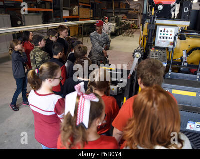 Studenten aus Mansfield Grundschule erfahren Sie mehr über Asphalt mixing von Senior Master Sgt. Robert Haag II, rasch verlegbare schweren operativen Reparatur squadron Engineer (geben) Training Center Senior Instructor, bei ihrem Besuch in der 188 Wing April 20, 2016, bei Ebbe Air National Guard Base, Fort Smith, Arche die Studenten Karriere in Bauingenieurwesen gezeigt wurden, ferngesteuert Flugzeuge und Sicherheitskräfte pilotiert. (U.S. Air National Guard Foto von älteren Flieger Cody Martin/Freigegeben) Stockfoto