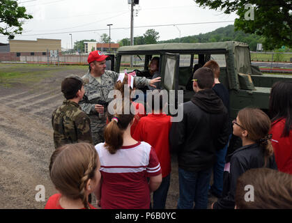 Chief Master Sgt. Gary Skelton, rasch verlegbare schweren operativen Reparatur squadron Engineer (geben) Training Center Chief, zeigt Studenten aus Mansfield Volksschule ein Humvee während ihres Besuchs in der 188 Wing April 20, 2016, bei Ebbe Air National Guard Base, Fort Smith, Arche. Die Studierenden wurden gezeigt, Karrieren im Tiefbau, in der Ferne pilotengesteuerte Flugzeug- und Sicherheitskräfte. (U.S. Air National Guard Foto von älteren Flieger Cody Martin/Freigegeben) Stockfoto