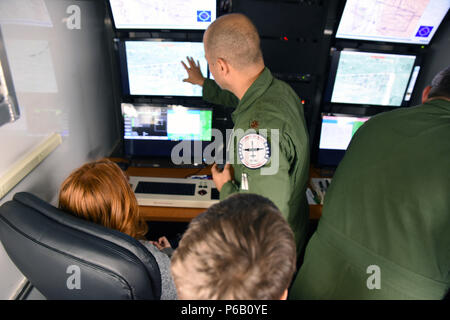 Studenten aus Mansfield Grundschule Erfahren Sie mehr über Remote pilotiert Flugzeuge während Ihrem Besuch in der 188 Wing April 20, 2016, bei Ebbe Air National Guard Base, Fort Smith, Arche. Die Studierenden wurden gezeigt, Karrieren im Tiefbau, in der Ferne pilotengesteuerte Flugzeug- und Sicherheitskräfte. (U.S. Air National Guard Foto von älteren Flieger Cody Martin/Freigegeben) Stockfoto