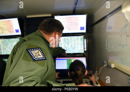 Studenten aus Mansfield Grundschule Erfahren Sie mehr über Remote pilotiert Flugzeuge während Ihrem Besuch in der 188 Wing April 20, 2016, bei Ebbe Air National Guard Base, Fort Smith, Arche. Die Studierenden wurden gezeigt, Karrieren im Tiefbau, in der Ferne pilotengesteuerte Flugzeug- und Sicherheitskräfte. (U.S. Air National Guard Foto von älteren Flieger Cody Martin/Freigegeben) Stockfoto