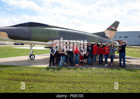 Studenten aus Mansfield Grundschule besuchen Sie die 188 Flügel April 20, 2016, verschiedene Karrieren innerhalb der Air National Guard bei Ebbe Air National Guard Base, Fort Smith, Arche die Studenten Karriere in bauingenieurwesen dargestellt waren, um zu erfahren, Pilotierung aus der Ferne gesteuert Flugzeug- und Sicherheitskräfte. (U.S. Air National Guard Foto von älteren Flieger Cody Martin/Freigegeben) Stockfoto