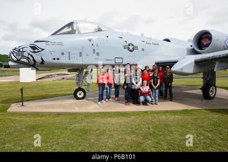 Studenten aus Mansfield Grundschule besuchen Sie die 188 Flügel April 20, 2016, verschiedene Karrieren innerhalb der Air National Guard bei Ebbe Air National Guard Base, Fort Smith, Arche die Studenten Karriere in bauingenieurwesen dargestellt waren, um zu erfahren, Pilotierung aus der Ferne gesteuert Flugzeug- und Sicherheitskräfte. (U.S. Air National Guard Foto von älteren Flieger Cody Martin/Freigegeben) Stockfoto