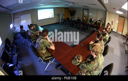 Mitglieder der Greenwood High School Junior Reserve Officer Training Corps sind die Funktionen innerhalb der 188 Intelligence Support Squadron von Chief Master Sgt. Carl Schneider, 188 ISS Betriebsleiter, 13. April 2016, während ihrer Tour von Abschwellenden Air National Guard Base, Fort Smith, Arche JROTC Kadetten gesehen viele Karrieremöglichkeiten auf Basis, auch als Remote pilotengesteuerte Flugzeug Pilot, Sicherheitskräfte Mitglied oder Arbeiten in der Intelligenz. (U.S. Air National Guard Foto von älteren Flieger Cody Martin/Freigegeben) Stockfoto