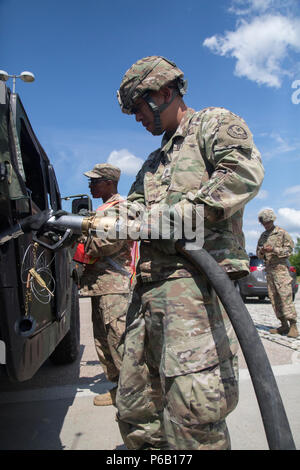 Us-Armee Sgt. Young-Min Bae, a a Combat Medic zum Hauptquartier Hauptquartier Truppe 4 Geschwader zugewiesen sind, 2.Kavallerie Regiments, Kraftstoffe sein Fahrzeug tanken unterwegs Website in Frankenberg, Deutschland, 31. Mai 2016, während der Dragoner reiten II, eine 2.200 Kilometer lange Konvoi nach Estland für Übung Sabre Streik 2016. Übung Sabre Streik 2016 ist ein US-Army Europe - LED-kooperative Ausbildung Übung entwickelt gemeinsame Interoperabilität multinationaler Blindbewerbungen zu unterstützen, zu verbessern. (U.S. Armee Foto: Staff Sgt. Ricardo HernandezArocho/Freigegeben) Stockfoto