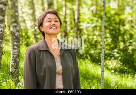 Green Business schießen an der Ausfahrt 38 der reife asiatische Frau. Stockfoto