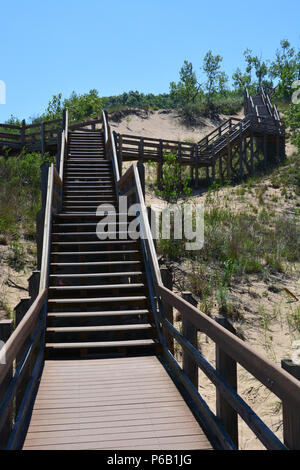 Boardwalk Treppe zum auf der Düne Nachfolge Trail im Westen Strandabschnitt des Indiana Dunes National Park Blick auf Stockfoto