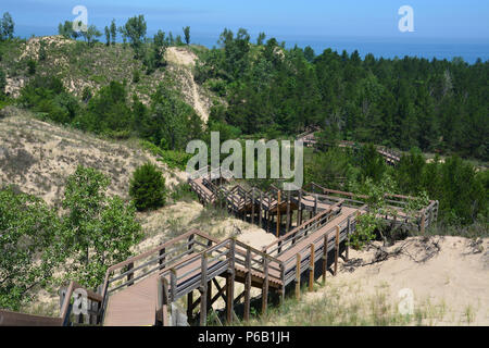 Boardwalk Treppe zum auf der Düne Nachfolge Trail im Westen Strandabschnitt des Indiana Dunes National Park Blick auf Stockfoto