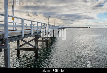 Die längsten Holzsteg der Welt an bewölkten Abend. Busselton Jetty-Western Australien. Stockfoto