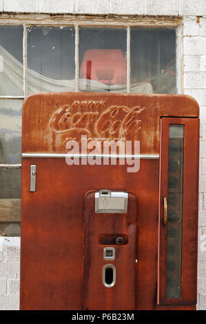 Eine antike Coca-Cola Automaten steht außerhalb einer alten Phillips 66 Tankstelle in der Route 66 Stadt von Adrian, Texas. Stockfoto