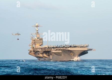 160801-N-EH 218-179 PAZIFISCHEN OZEAN (Aug. 1, 2016) Der Nimitz-Klasse Flugzeugträger USS John C Stennis (CVN 74) empfängt, speichert während der Durchführung einer vertikalen Auffüllung auf See, während der Rand der Pazifischen 2016. 26 Nationen, mehr als 40 Schiffe und u-Boote, mehr als 200 Flugzeugen und 25.000 Mitarbeiter an Rimpac vom 30. Juni bis 4. August, in und um die hawaiischen Inseln und Südkalifornien. Die weltweit größte internationale maritime Übung RIMPAC bietet eine einzigartige Gelegenheit, dass Training hilft den Teilnehmern fördern und die kooperativen Beziehungen, ar Sustain Stockfoto