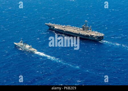 160801-N-TU 932-127 PAZIFISCHEN OZEAN (Aug. 1, 2016) Royal Canadian Navy-Klasse Fregatte HMCS Halifax Calgary (FF 335) parow Neben der Nimitz-Klasse Flugzeugträger USS John C Stennis (CVN 74) Während der Pacific Rim 2016. 26 Nationen, mehr als 40 Schiffe und u-Boote, mehr als 200 Flugzeugen und 25.000 Mitarbeiter an Rimpac vom 30. Juni bis 4. August, in und um die hawaiischen Inseln und Südkalifornien. Die weltweit größte internationale maritime Übung RIMPAC bietet eine einzigartige Gelegenheit, dass Training hilft den Teilnehmern fördern und unterstützen die Genossenschaft relationsh Stockfoto