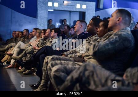 Oberst Brandon Hileman, 86th Airlift Wing stellvertretender Kommandeur und Chief Master Sgt. Phillip Easton, 86th AW Befehl Chief, hören Sie Frau Selma Van de Perre, 92-jährigen Holocaust-überlebenden, wie sie teilt ihre Geschichte des Überlebens während des Holocaust Gedenktag 2016 Fall an der Air Base Ramstein, Deutschland, 6. Mai 2016 statt. Hunderte Menschen nahmen an der Veranstaltung teil, wo Van de Perre ihre Geschichte erzählte, wie sie war ein Teil der Widerstandsbewegung gegen die Nazis während des Zweiten Weltkriegs und schließlich überlebte ein Konzentrationslager. (U.S. Air Force Foto/Tech Sgt. Sara Keller) Stockfoto