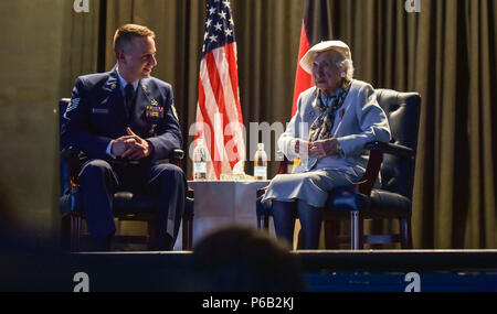 Frau Selma Van de Perre, 92-jährigen Holocaust-überlebenden, sitzt mit Tech Sgt. Robert Jarvis, 86th Bauingenieur Squadron fire fighter, bei der Erinnerung an den Holocaust Fall an der Air Base Ramstein, Deutschland Mai 6, 2016. Van de Perre teilte ihre Geschichte der Überlebenden Ravensbrück, Konzentration der Frauen Camp. (U.S. Air Force Foto/Tech Sgt. Sara Keller) Stockfoto