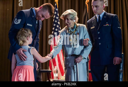 Frau Selma Van de Perre, 92-jährigen Holocaust-überlebenden, trifft das Kind eines U.S. Flieger nach einer Erinnerung an den Holocaust Fall an der Air Base Ramstein, Deutschland, 6. Mai 2016 statt. Van de Perre met mit Publikum Mitglieder nachdem Sie ihre Geschichte, wie Sie war ein Teil der Widerstandsbewegung gegen die Nazis im Zweiten Weltkrieg geteilt, wie sie letztlich ein Konzentrationslager überlebte. (U.S. Air Force Foto/Tech Sgt. Sara Keller) Stockfoto