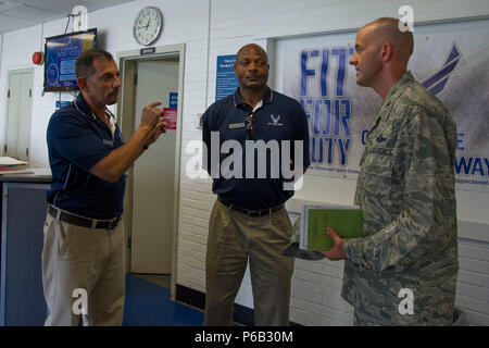 Oberst E.John Teichert (rechts), 11 Flügel und Joint Base Andrews Commander, erörtert mögliche Fitnessraum Verbesserungen mit Isaak Melendez (links), 11 Force Support Squadron Fitness Director, an der West Fitnesscenter auf JBA, Md., Aug 1, 2016. Teichert besuchten mehrere der 11. Mission Support Group Staffeln mehr mit den Aufgaben der Geschwader vertraut zu machen und Treffen mit "America's Flieger". (U.S. Air Force Foto von Airman 1st Class Rustie Kramer) Stockfoto