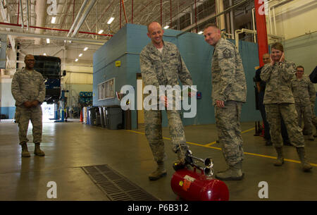 Oberst John Teichert, 11 Flügel und Joint Base Andrews Commander, ertönt ein Air Horn an 11 Logistik Bereitschaft Sqaudron Wartung des Fahrzeugs Bay auf JBA, Md., Aug 16, 2016. Teichert besuchten mehrere der 11. Mission Support Group Staffeln mit Chief Master Sgt. Beth Topa, 11 WG command Chief Master Sergeant, mehr mit Missionen die Staffeln" vertraut zu machen und Treffen mit "America's Flieger." (U.S. Air Force Foto von Airman 1st Class Rustie Kramer) Stockfoto