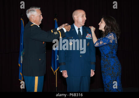 Montgomery, Ala - pensionierte US Army Colonel Edward W. Thomas, Senior, Stifte der Brigadegeneral auf Oberst Edward W. Thomas, Jr., Commander, Thomas N. Barnes Zentrum für Soldaten Bildung, während seiner Promotion, 12. Mai 2016. (US Air Force Foto von Melanie Rodgers Cox/Freigegeben) Stockfoto