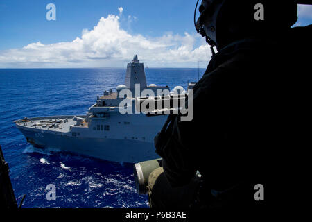 160916-M-MF 313-022 PAZIFISCHER OZEAN (Sept. 16, 2016) Cpl. Cristina Fuentes, Ein UH-1Y Venom Crew Chief zugeordnet Marine Medium Tiltrotor Squadron 262 (verstärkt), beobachtet die USS Green Bay LPD (20). Marines mit VMM 262 (Verstärkt) durchgeführt, um die FISTEX als Teil der Valiant Shield 16. Valiant Shield 16 Ist eine Biennale, USA - nur, Field Training übung (Ftx) mit dem Fokus auf die Integration der gemeinsamen Ausbildung der US-Streitkräfte. Diese Ausbildung ermöglicht reale Kenntnisse bei der Aufrechterhaltung der gemeinsamen Kräfte durch Erfassung, Ortung, Verfolgung und Einschalten auf See, in der Luft, an Land und im Cyberspace Stockfoto