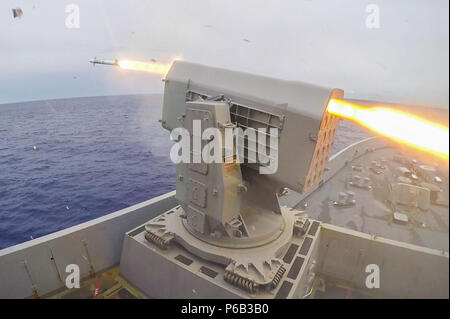 160918-N-JH 293-103 Gewässer in der Nähe von Guam (Sept. 18, 2016) Die amphibious Transport dock Schiff USS Green Bay (LPD 20) startet eine Rolling airframe Missile (RAM) für eine Live-fire Übung während der Valiant Shield 2016. Valiant Shield 2016 Ist eine Biennale, USA - nur, Field Training übung (Ftx) mit dem Fokus auf die Integration der gemeinsamen Ausbildung der US-Streitkräfte. Green Bay, Teil der Bonhomme Richard Expeditionary Strike Group mit 31 Marine Expeditionary Unit eingeschifft, beteiligt sich an Valiant Shield in einer Bemühung, naval Integration und gemeinsame Funktionen im Falle des Konflikts, der Kontingenz zu erhöhen, Stockfoto