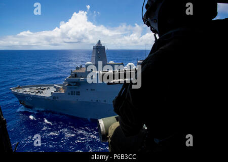 160916-M-MF 313-022 PAZIFISCHER OZEAN (Sept. 16, 2016) Cpl. Cristina Fuentes, Ein UH-1Y Venom Crew Chief zugeordnet Marine Medium Tiltrotor Squadron 262 (verstärkt), beobachtet die USS Green Bay LPD (20). Marines mit VMM 262 (Verstärkt) durchgeführt, um die FISTEX als Teil der Valiant Shield 16. Valiant Shield 16 Ist eine Biennale, USA - nur, Field Training übung (Ftx) mit dem Fokus auf die Integration der gemeinsamen Ausbildung der US-Streitkräfte. Diese Ausbildung ermöglicht reale Kenntnisse bei der Aufrechterhaltung der gemeinsamen Kräfte durch Erfassung, Ortung, Verfolgung und Einschalten auf See, in der Luft, an Land und im Cyberspace Stockfoto