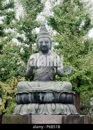 Grauen Stein Buddha in Meditationshaltung mit Finger und Hand berühren in Senso-ji Tempel, das beliebte Ausflugsziel in Asakusa in Tokio zeigen, Frieden, Barmherzigkeit, Weisheit und Ruhe Stockfoto