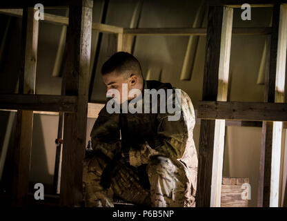 Bekämpfung der Staats-und Regierungschefs Kurs (CLC) Klasse 16009 Student nimmt eine Auszeit, während Wache auf Forward Operating Base Schatten beim Feld Training Übung zur Joint Base San Antonio-Camp Bullis, Texas, 2. Mai 2016. CLC soll die Handlungskompetenz der Sicherheitskräfte Militärinternat Offiziere zu schärfen, vor der Reihe bereitgestellt wird. Die fünf-Wochen-Kurs konzentriert sich auf Land Navigationsfähigkeiten, Einsatzplanung und Strategie. (Foto: U.S. Air Force Airman 1st Class James Crow) Stockfoto