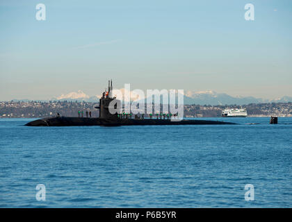 170127-N-UD 469-114 Bremerton, Washington (Jan. 27, 2017) der Los Angeles-Klasse schnell-Angriffs-U-Boot USS Olympia (SSN717) Transite Puget Sound auf dem Weg nach Olympia, Washington, für einen Hafen besuchen. Die Crew ist zu Besuch in Olympia Community Relations Projekte und die Interaktion mit Mitgliedern der Gemeinschaft durchzuführen. (U.S. Marine Foto von Mass Communication Specialist 1. Klasse Amanda R. Grau/Freigegeben) Stockfoto