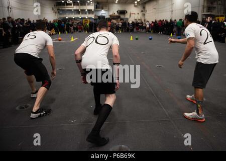 170226-N-AD 499-790 PAZIFISCHEN OZEAN (Feb. 26, 2017) Segler teilnehmen an einem dodgeball Turnier im Hangar Bucht der Flugzeugträger USS Theodore Roosevelt (CVN 71). Das Schiff ist vor der Küste von Südkalifornien die Durchführung von routinemäßigen Ausbildungsmaßnahmen. (U.S. Marine Foto von Mass Communication Specialist 3. Klasse Victoria Galbraith/Freigegeben) Stockfoto