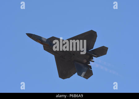 Geelong, Australien - ein US Air Force F-22 Raptor demonstriert die Wendigkeit des Flugzeuges durch Fass rollt für die Masse während der Australian International Airshow und Luftfahrt & Verteidigung Exposition (AVALON) März 1. Vier F-22 Raptors zugeordnet zu der 3 Flügel, Joint Base Elmendorf-Richardson wird in die AVALON 2017 teilnehmen. Die Flugzeuge die Teilnahme an der Show wird direkt von der Royal Australian Air Base Tindal, wo Sie im Rahmen einer ca. 3 Woche. Während dieser Zeit werden Sie bilateralen Training Missionen mit RAAF F/A-18 Hornissen und E-7 fliegen Stockfoto