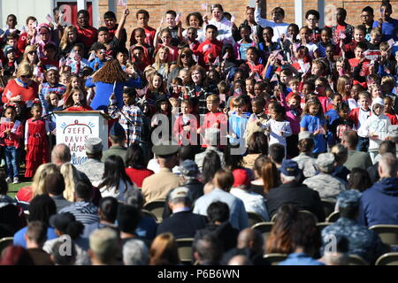 Am 10. November 2017 fand in Biloxi (Mississippi) die Feier zum Veteranentag der Jeff Davis Elementary School Veterans Day statt, um den Militärdienst der Vereinigten Staaten anzuerkennen. Das Archivbild dokumentiert Studenten, die während des Programms, an dem die Führung der Keesler Air Force Base, die Ehrenwächter und das Basispersonal teilnahmen, patriotische Lieder singen und das Versprechen der Treue rezitieren. Stockfoto