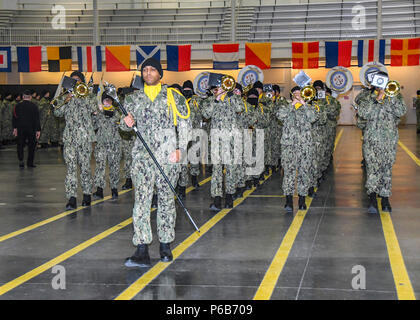 GREAT LAKES, Illinois (Dez. 14, 2017) Die Marine Band Märsche während Boot Camp Staffelung der Praxis rekrutieren Dez.14, 2017, am Mittelweg zeremoniellen Drill Hall, Recruit Training Command. Der Drill Hall Personal ist verantwortlich für die Leitung der wöchentlichen Pass-in-Review Zeremonie, die Vor 2,000-5.000 Gäste nimmt nur Boot Camp der Marine. Zwischen 30,000-40,000 Rekruten Absolvent jährlich nur von Boot Camp der Marine. (U.S. Marine Foto von Susan Krawczyk/Freigegeben) Stockfoto