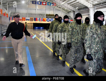 GREAT LAKES, Illinois (Dez. 14, 2017) Senior Chief Brand Controlman Donald Ezernack schreit Anweisungen zu den Rekruten während der Boot Camp Staffelung der Praxis marschieren Dez.14, 2017, am Mittelweg zeremoniellen Drill Hall, Recruit Training Command. Der Drill Hall Personal ist verantwortlich für die Leitung der wöchentlichen Pass-in-Review Zeremonie, die Vor 2,000-5.000 Gäste nimmt nur Boot Camp der Marine. Zwischen 30,000-40,000 Rekruten Absolvent jährlich nur von Boot Camp der Marine. (U.S. Marine Foto von Susan Krawczyk/Freigegeben) Stockfoto