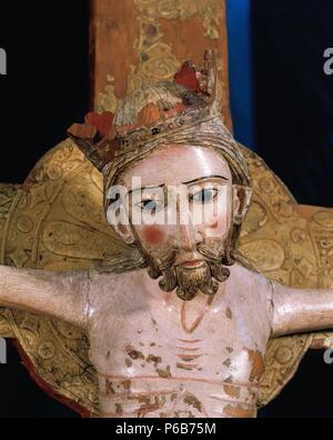 ARTE ROMANICO. ESPAÑA. "CRISTO DE ESCUNHAU'. Talla de Madera, policromada fechada en el siglo XIII. Cristo Tamaño: 90 x 94 cm. Museu de la Val d'Aran. Vielha. Valle d'Aran. Provincia de Lleida. Cataluña. Stockfoto