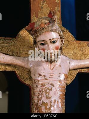 ARTE ROMANICO. ESPAÑA. "CRISTO DE ESCUNHAU'. Talla de Madera, policromada fechada en el siglo XIII. Cristo Tamaño: 90 x 94 cm. Museu de la Val d'Aran. Vielha. Valle d'Aran. Provincia de Lleida. Cataluña. Stockfoto