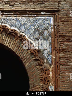 ARTE ISLAMICO. EPOCA NAZARI. ESPAÑA. LA ALHAMBRA. "PUERTA DE LA "JUSTICIA" o Tambien conocida con el nombre De'PUERTA DE YUSUF I". Finalizada en el año 1348. Las mejores de los Azulejos que decoran el Arco de la puerta por su lado Occidental. GRANADA. Andalusien. Stockfoto