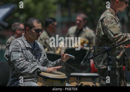 Sgt. Aaron Elder, Percussionist, mit der 4 Infanterie Division Band spielt die Bongos während Rumba Latina's erste Leistung in Fort Carson, Colorado, 21. Juni 2018. Mitglieder der Abteilung Band spielen in einer Reihe von Gruppen von classic rock bis hin zu klassischer Musik. Auf die nächste Show und andere Leistungen, die 4. Inf. Div. Band auf Facebook @ 4 IDBand. (U.S. Armee Foto von Sgt. Asa Bingham) Stockfoto