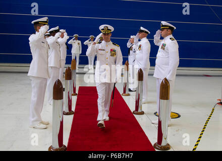 180621-N-KH 214-0006 Oak Harbor, Washington (21. Juni 2018) Cmdr. Jeffery A. Walker, eingehende Commander, Fleet Air Reconnaissance Squadron (VQ-1), ist an Bord während der Änderung des Befehls Zeremonie für VQ-1 bei Naval Air Station Whidbey Island (NAS) geleitet. Während der Zeremonie, Cmdr. Jeffery A. Walker erleichtert, Cmdr. Jason R. Zaharris als Kommandierender Offizier der 'Beobachter' der VQ-1. (U.S. Marine Foto von Mass Communication Specialist 2. Klasse Scott Holz/Freigegeben) Stockfoto