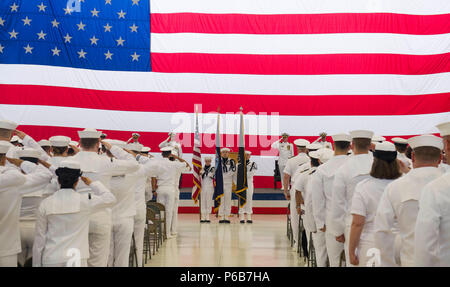 180621-N-KH 214-0030 Oak Harbor, Washington (21. Juni 2018) Die Color Guard Parade die Farben während der Änderung des Befehls Zeremonie für die Fleet Air Reconnaissance Squadron (VQ-1) Naval Air Station Whidbey Island (NAS). Während der Zeremonie, Cmdr. Jeffery A. Walker erleichtert, Cmdr. Jason R. Zaharris als Kommandierender Offizier der 'Beobachter' der VQ-1. (U.S. Marine Foto von Mass Communication Specialist 2. Klasse Scott Holz/Freigegeben) Stockfoto