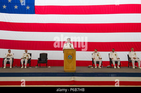 180621-N-KH 214-0051 Oak Harbor, Washington (21. Juni 2018) Cmdr. Jason R. Zaharris, ausgehende Commander, Fleet Air Reconnaissance Squadron (VQ-1), spricht während der Änderung der Befehl Zeremonie für VQ-1 bei Naval Air Station Whidbey Island (NAS). Während der Zeremonie, Cmdr. Jeffery A. Walker erleichtert, Cmdr. Jason R. Zaharris als Kommandierender Offizier der 'Beobachter' der VQ-1. (U.S. Marine Foto von Mass Communication Specialist 2. Klasse Scott Holz/Freigegeben) Stockfoto