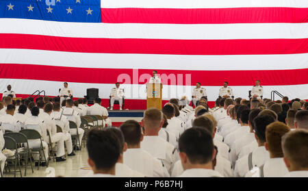 180621-N-KH 214-0146 Oak Harbor, Washington (21. Juni 2018) Cmdr. Jeffery A. Walker, eingehende Commander, Fleet Air Reconnaissance Squadron (VQ-1), spricht während der Änderung der Befehl Zeremonie für VQ-1 bei Naval Air Station Whidbey Island (NAS). Während der Zeremonie, Cmdr. Jeffery A. Walker erleichtert, Cmdr. Jason R. Zaharris als Kommandierender Offizier der 'Beobachter' der VQ-1. (U.S. Marine Foto von Mass Communication Specialist 2. Klasse Scott Holz/Freigegeben) Stockfoto