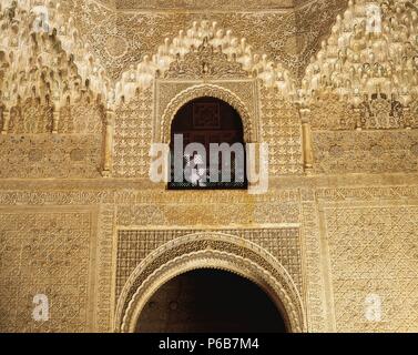 Spanien. Granada. Die Alhambra. Palast der Löwen. Halle der zwei Schwestern. 14. Jahrhundert. Detail der Wand dekoriert mit Gedichten von Ibn Zamrak (1333-1394). Stockfoto