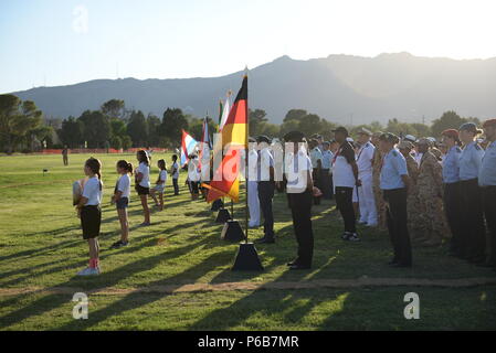 Fort Bliss, Texas. - Auslese militärische Fussball Spieler um von der Welt, in der die Eröffnungsfeier in Fort Bliss 21. Juni vor dem Conseil International du Sport Militaire (CISM) Weltweit militärische Frauen Fußball-Europameisterschaft 2018 teil. Internationale militärische Teams sind hier Krone der cest Frauen Fußball-Spieler unter den neun Militärs teilnehmen. Us Navy Foto von Mass Communication Specialist 3. Klasse Camille Miller (Freigegeben). Stockfoto