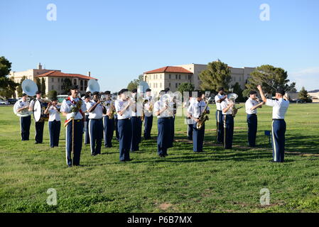 Fort Bliss, Texas. - Auslese militärische Fussball Spieler um von der Welt, in der die Eröffnungsfeier in Fort Bliss 21. Juni vor dem Conseil International du Sport Militaire (CISM) Weltweit militärische Frauen Fußball-Europameisterschaft 2018 teil. Internationale militärische Teams sind hier Krone der cest Frauen Fußball-Spieler unter den neun Militärs teilnehmen. Us Navy Foto von Mass Communication Specialist 3. Klasse Camille Miller (Freigegeben). Stockfoto