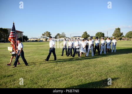 Fort Bliss, Texas. - Auslese militärische Fussball Spieler um von der Welt, in der die Eröffnungsfeier in Fort Bliss 21. Juni vor dem Conseil International du Sport Militaire (CISM) Weltweit militärische Frauen Fußball-Europameisterschaft 2018 teil. Internationale militärische Teams sind hier Krone der cest Frauen Fußball-Spieler unter den neun Militärs teilnehmen. Us Navy Foto von Mass Communication Specialist 3. Klasse Camille Miller (Freigegeben). Stockfoto